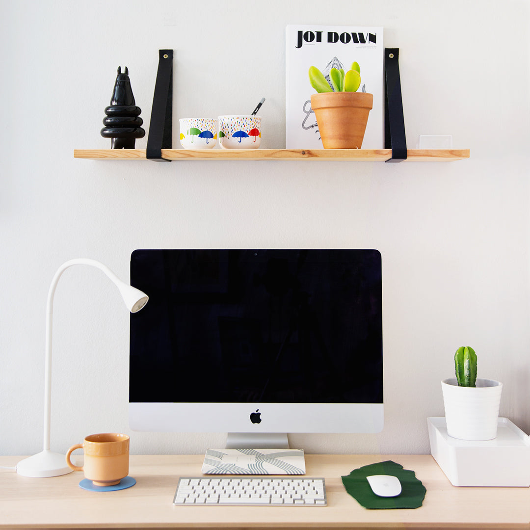 Estantería de madera y cuero