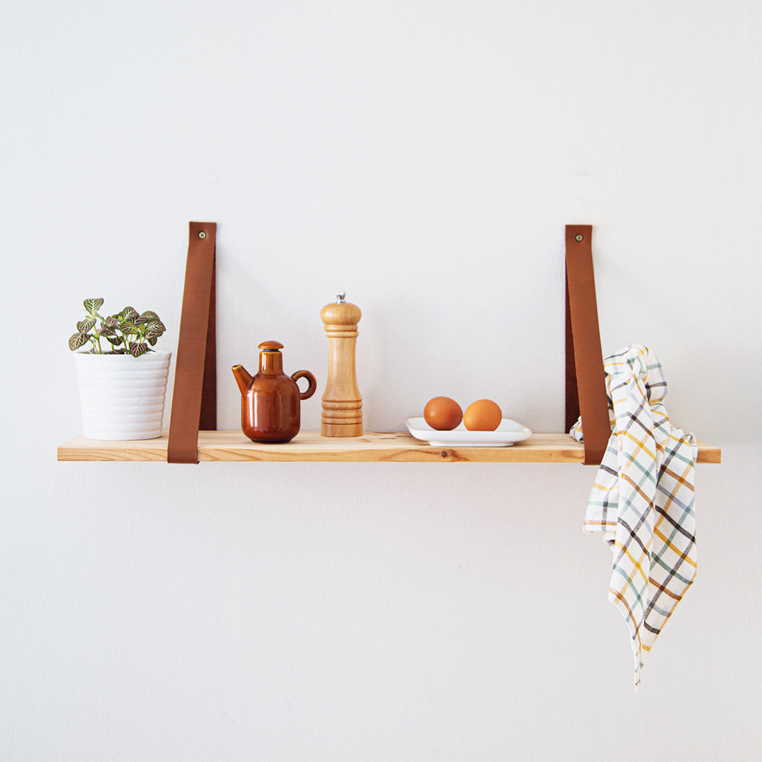 Estantería de madera y cuero