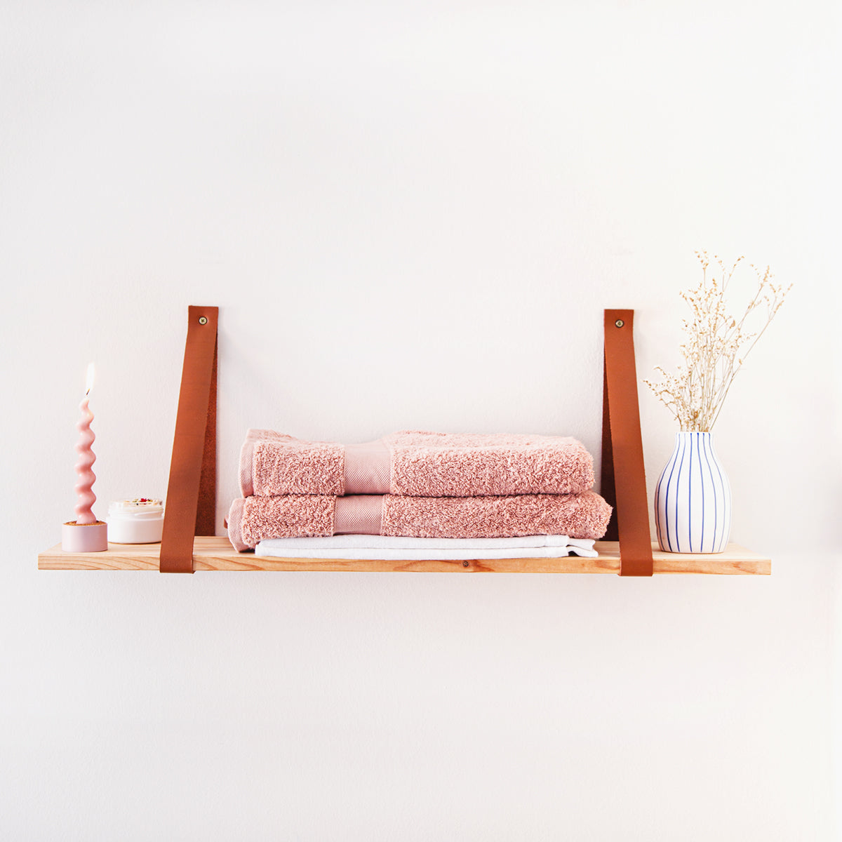 Estantería de madera y cuero