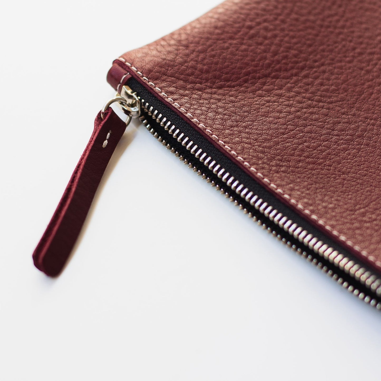 Cartera de cuero granate