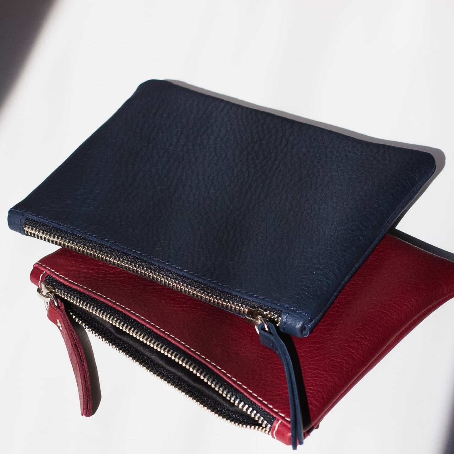 Cartera de cuero azul marino