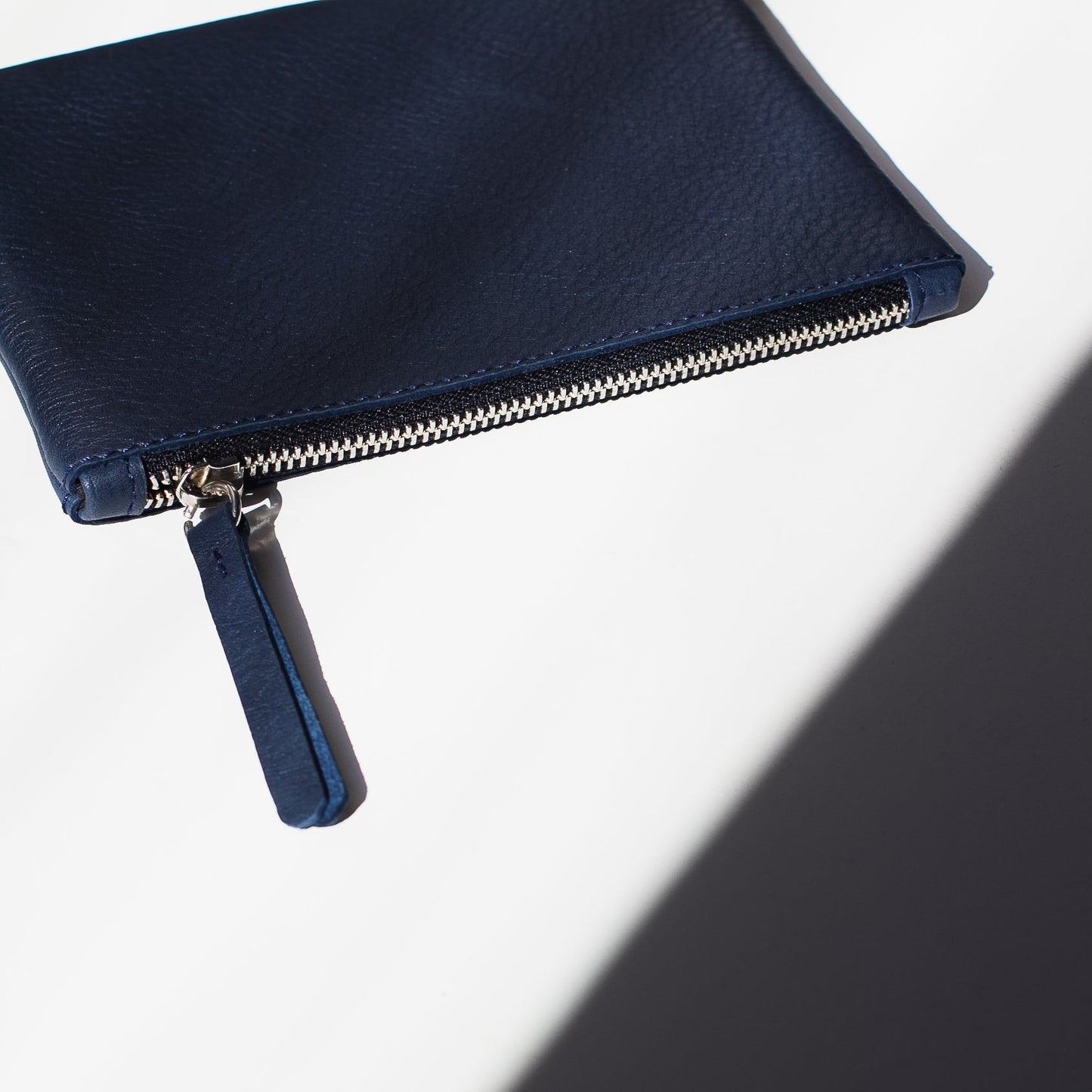 Cartera de cuero azul marino
