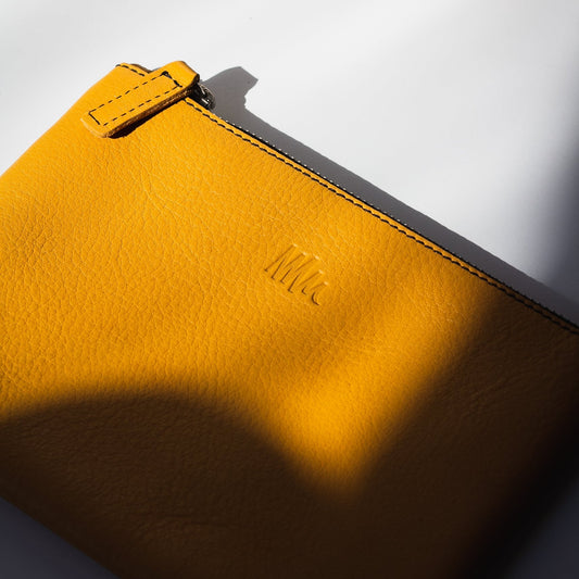 Cartera pouch de cuero amarilla con cremallera