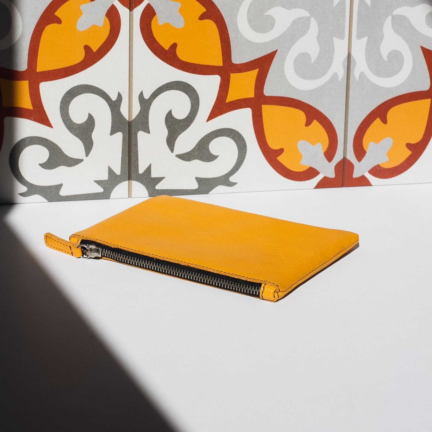 Cartera de mano amarillo de cuero