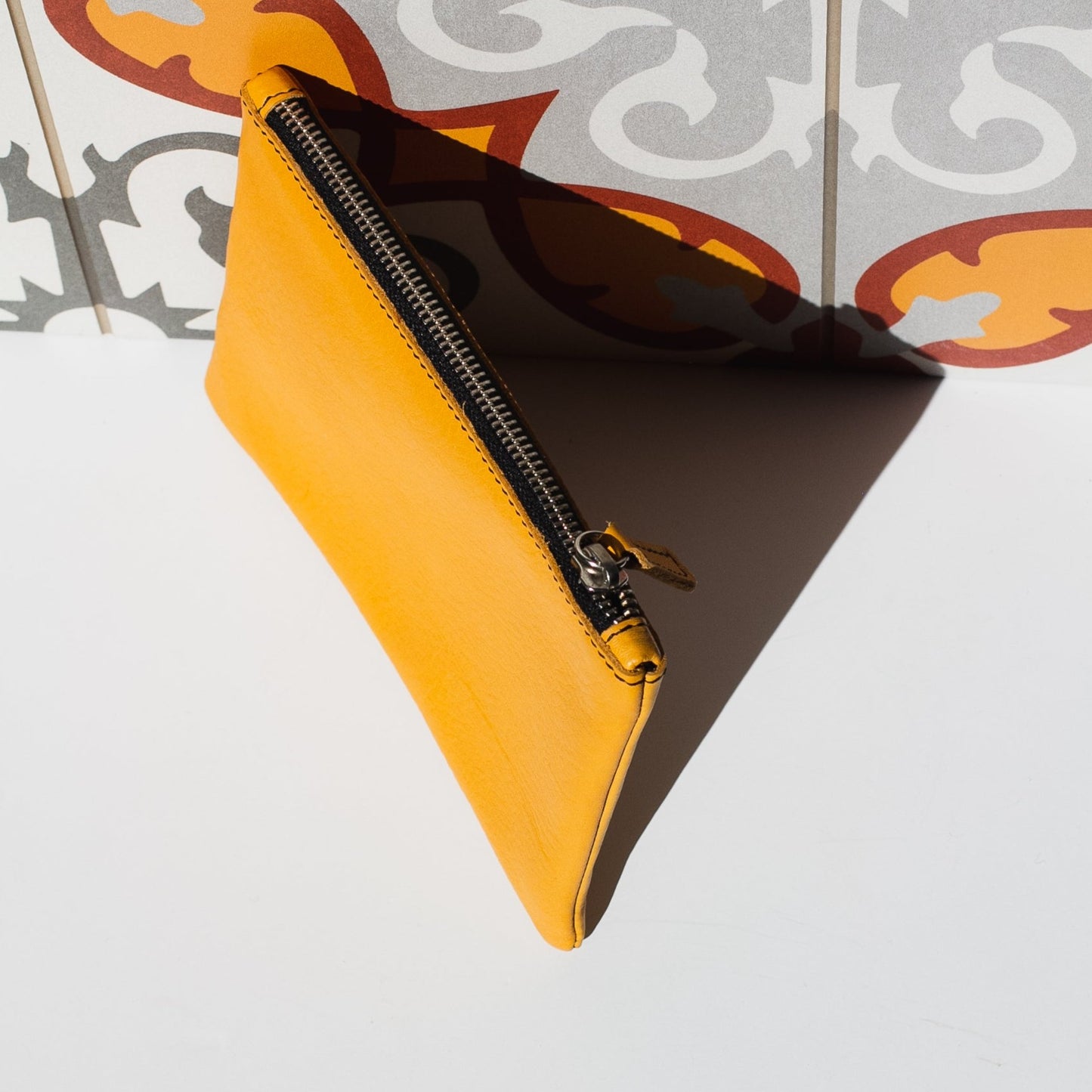 Cartera de mano amarillo de cuero