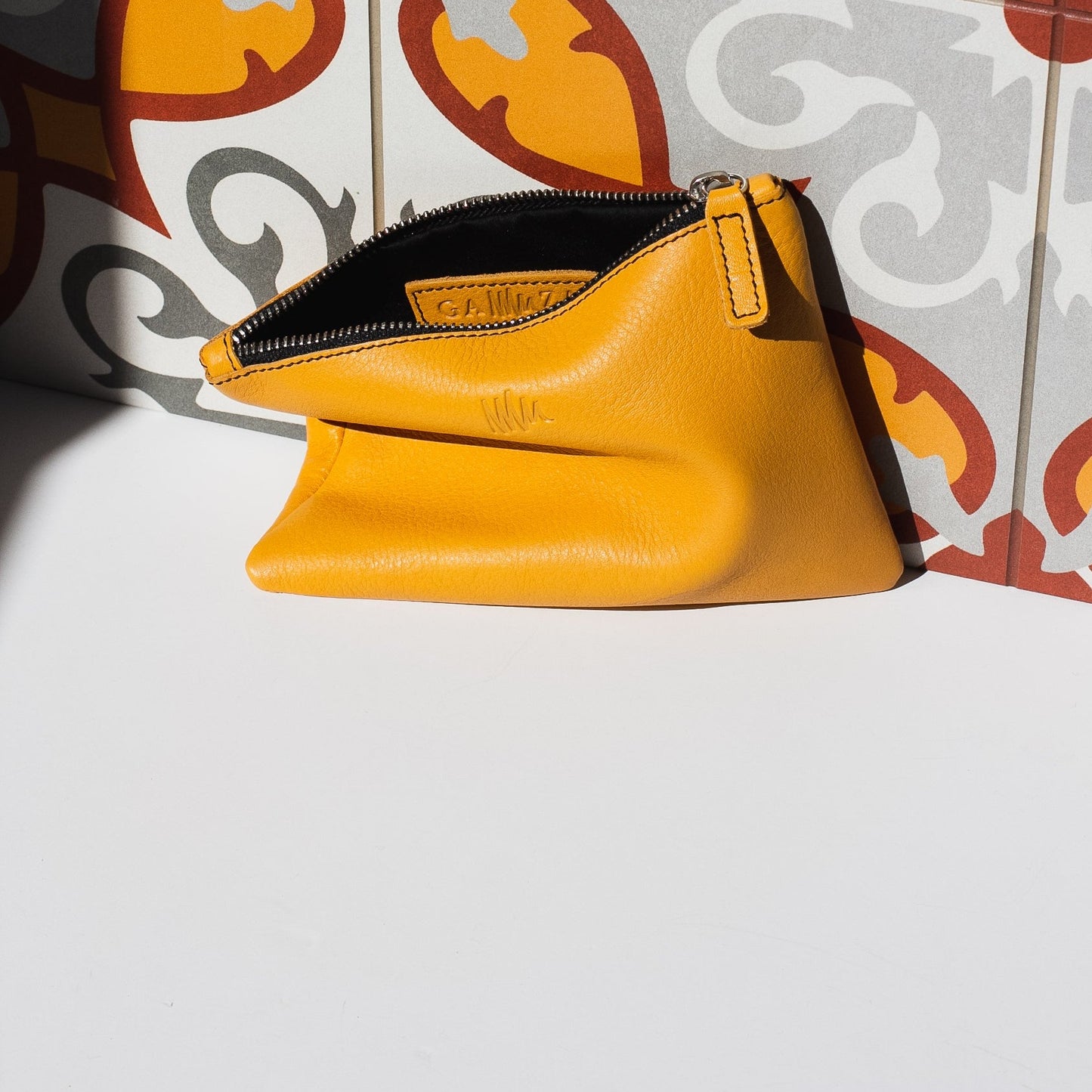 Cartera de mano amarillo de cuero