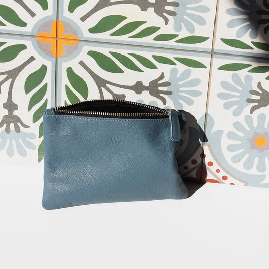 Cartera de mano pouch azul claro de cuero