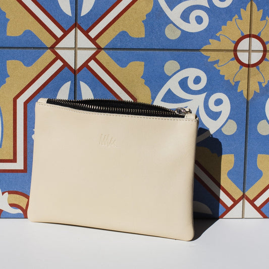 cartera de cuero color blanco