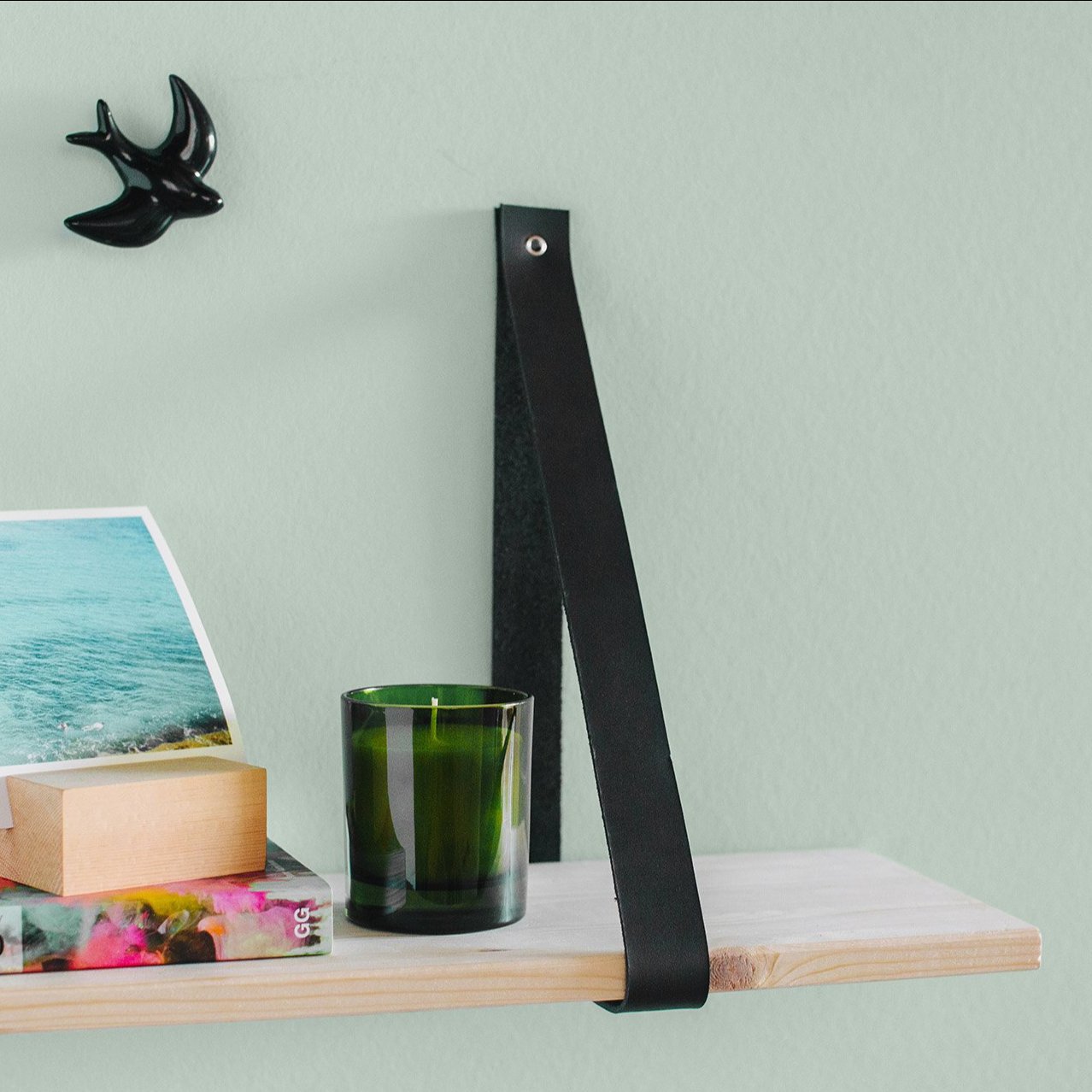 Estantería de madera y cuero