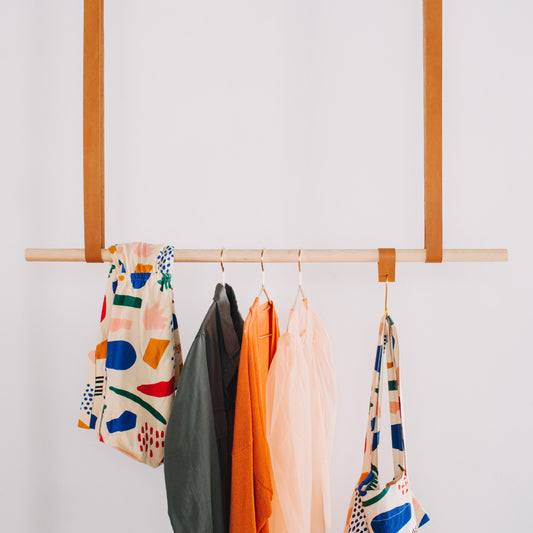 Perchero para techo de madera y cuero