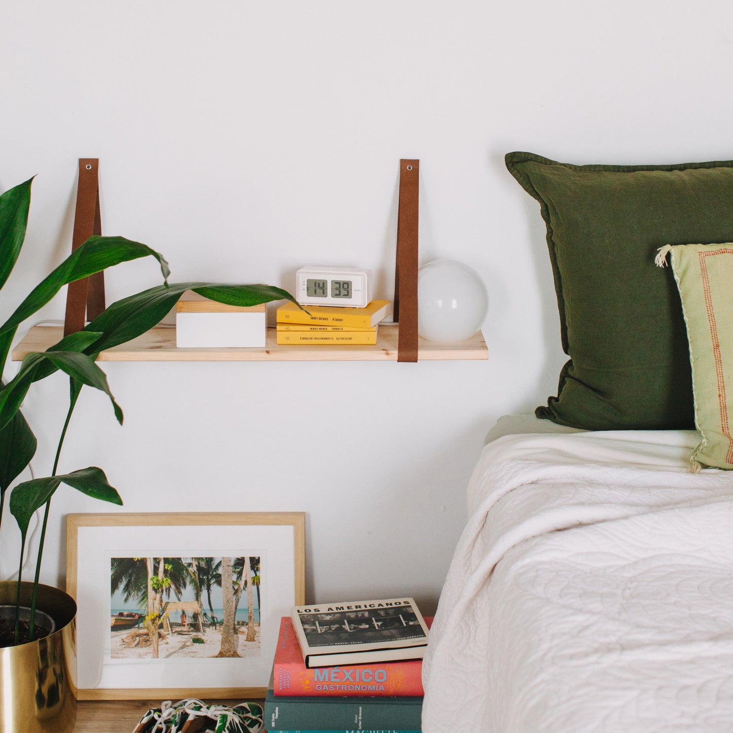 Estantería de madera y cuero