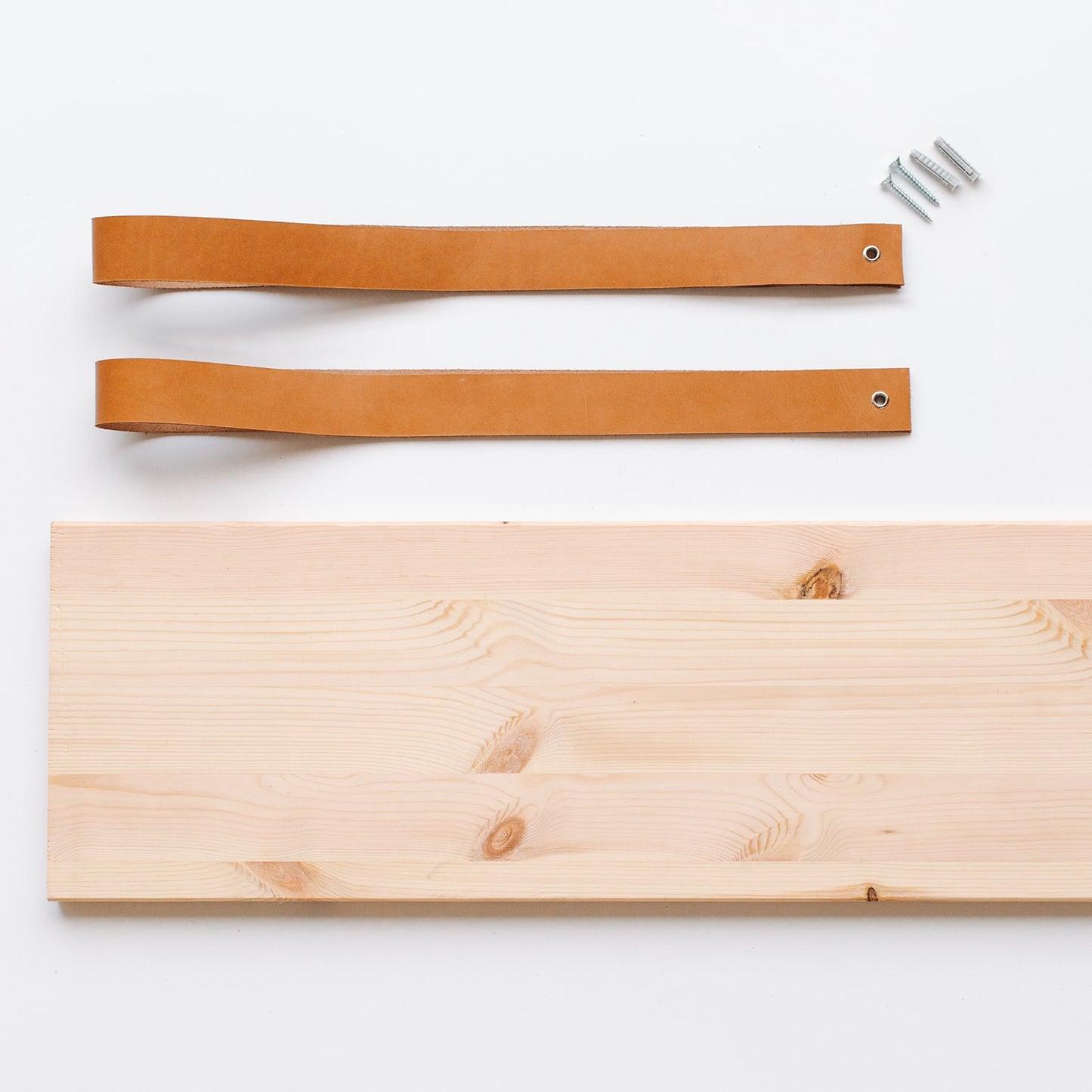 Estantería de madera y cuero