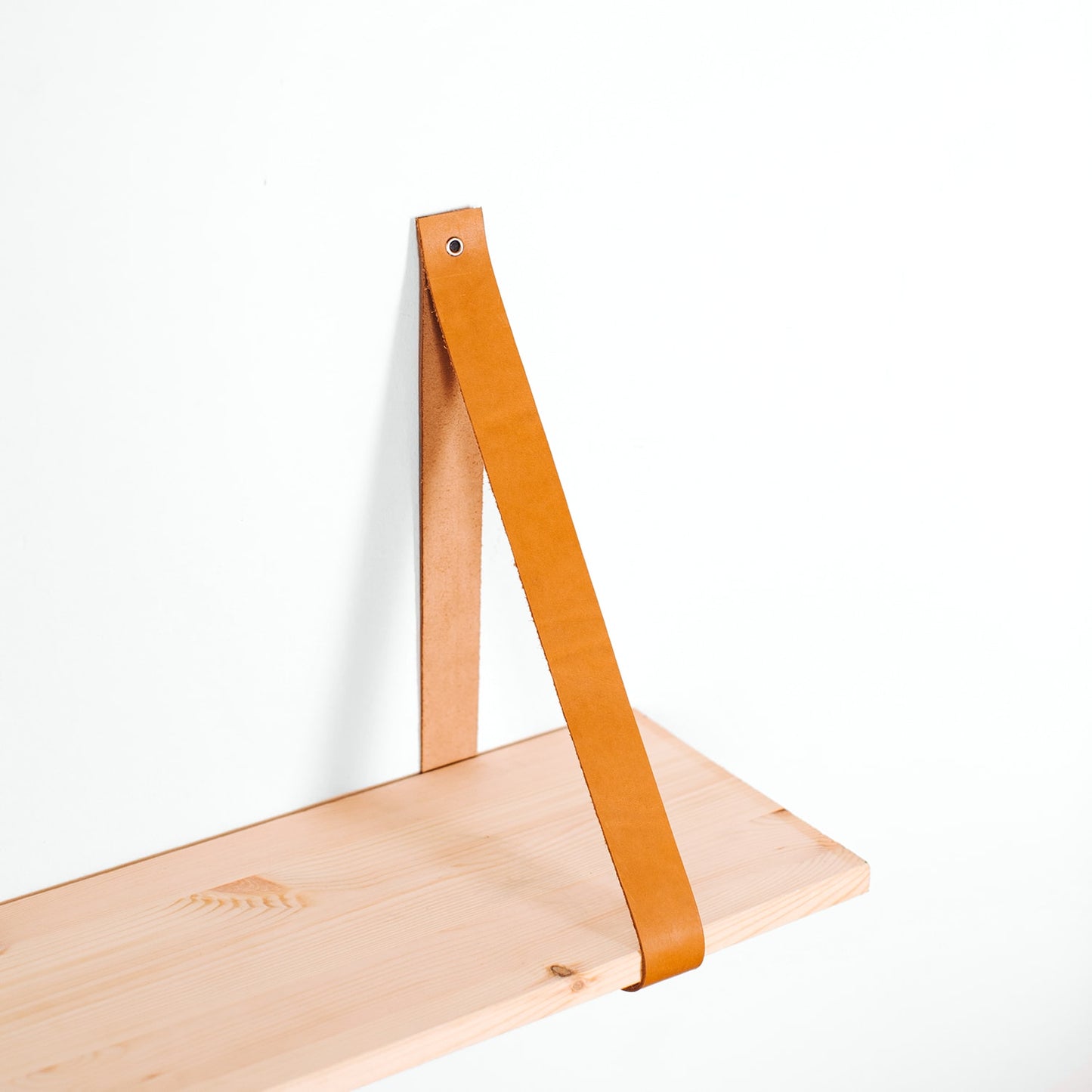 Estantería de madera y cuero