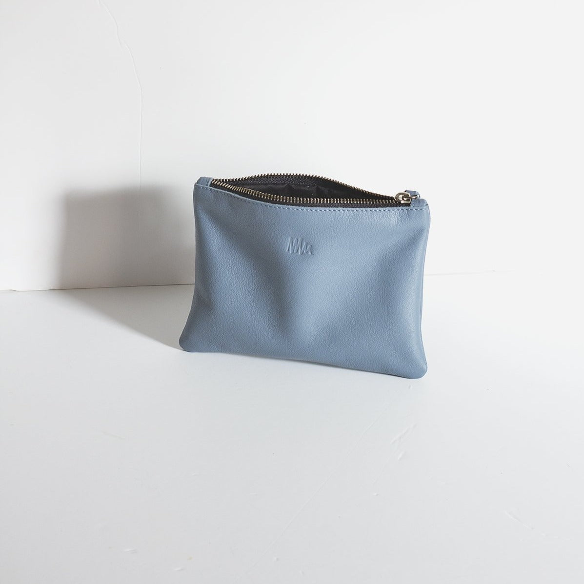Cartera de cuero azul empolvado