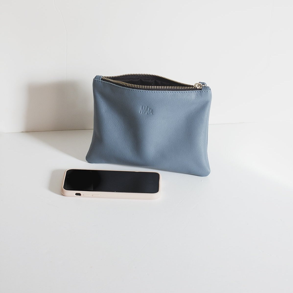 Cartera de cuero azul empolvado