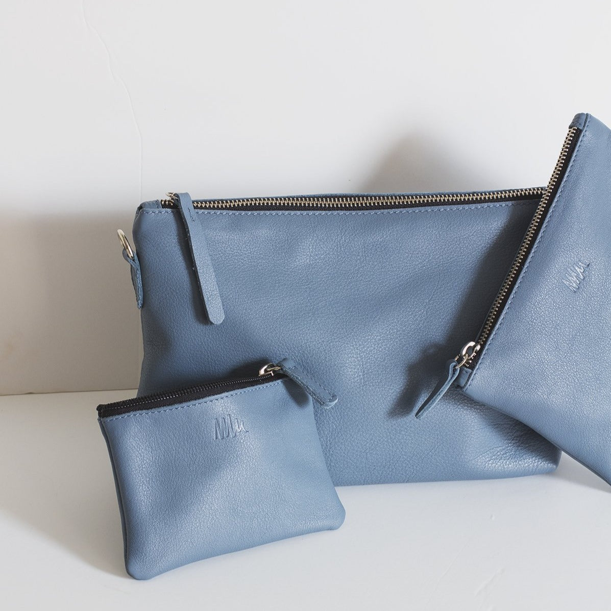 Pouch de cuero con asas azul empolvado