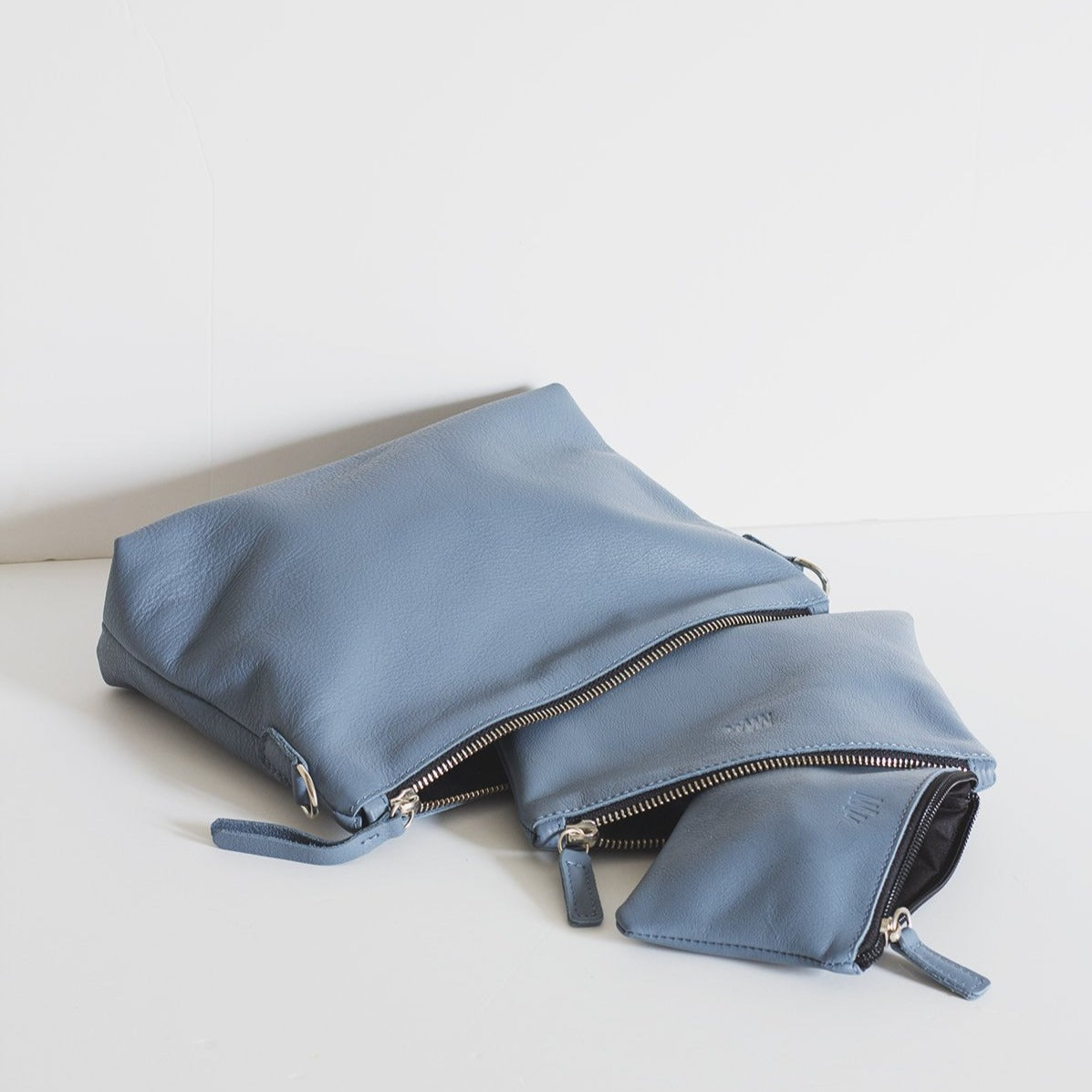Pouch de cuero con asas azul empolvado