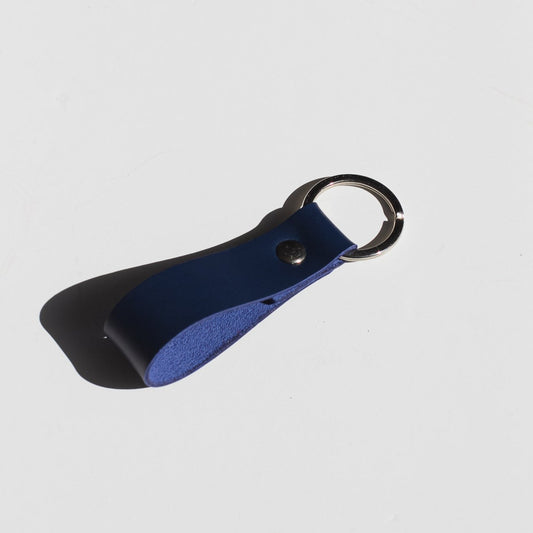 Llavero de cuero azul marino