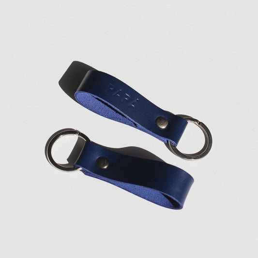 Llavero de cuero azul marino