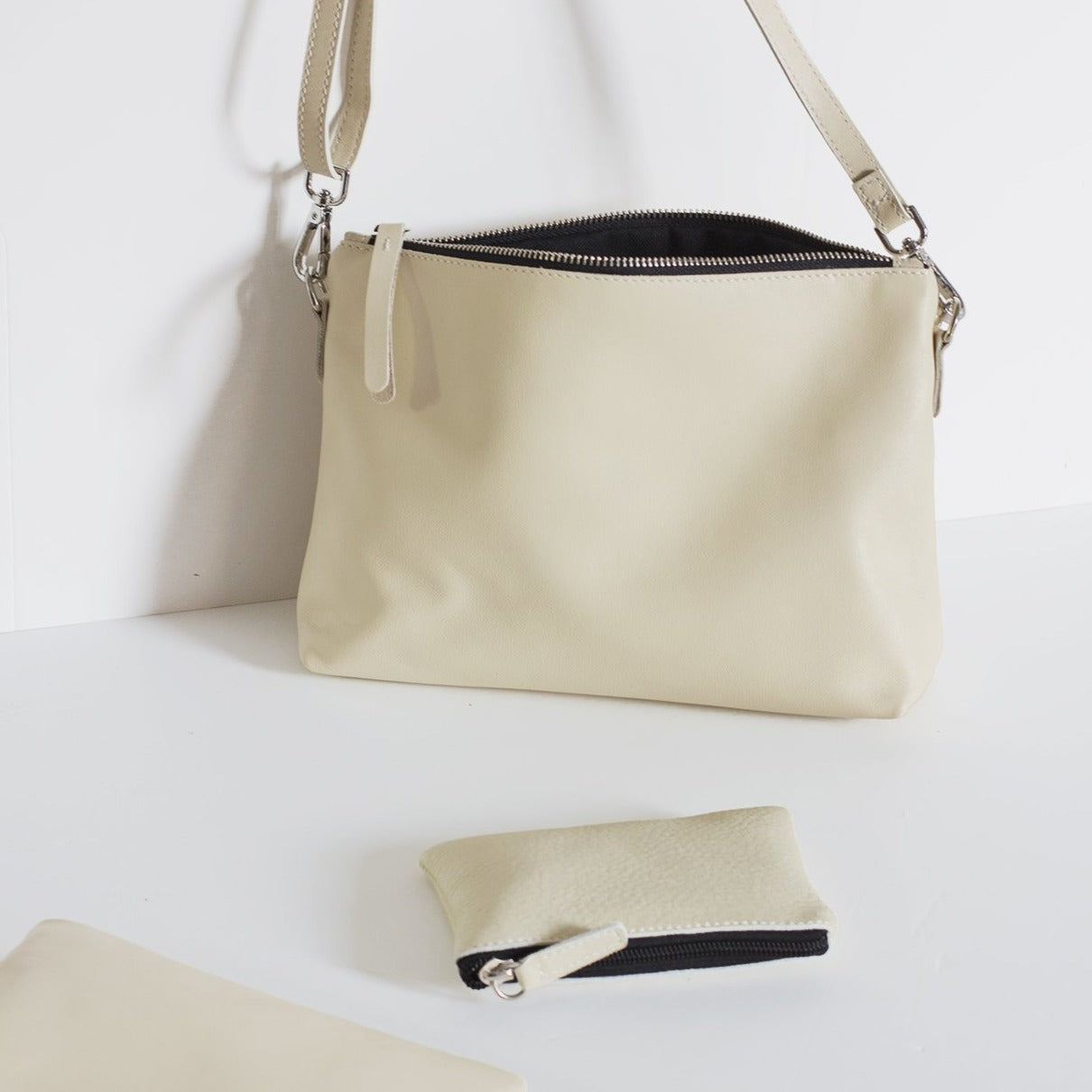 Pouch de cuero con asas crudo