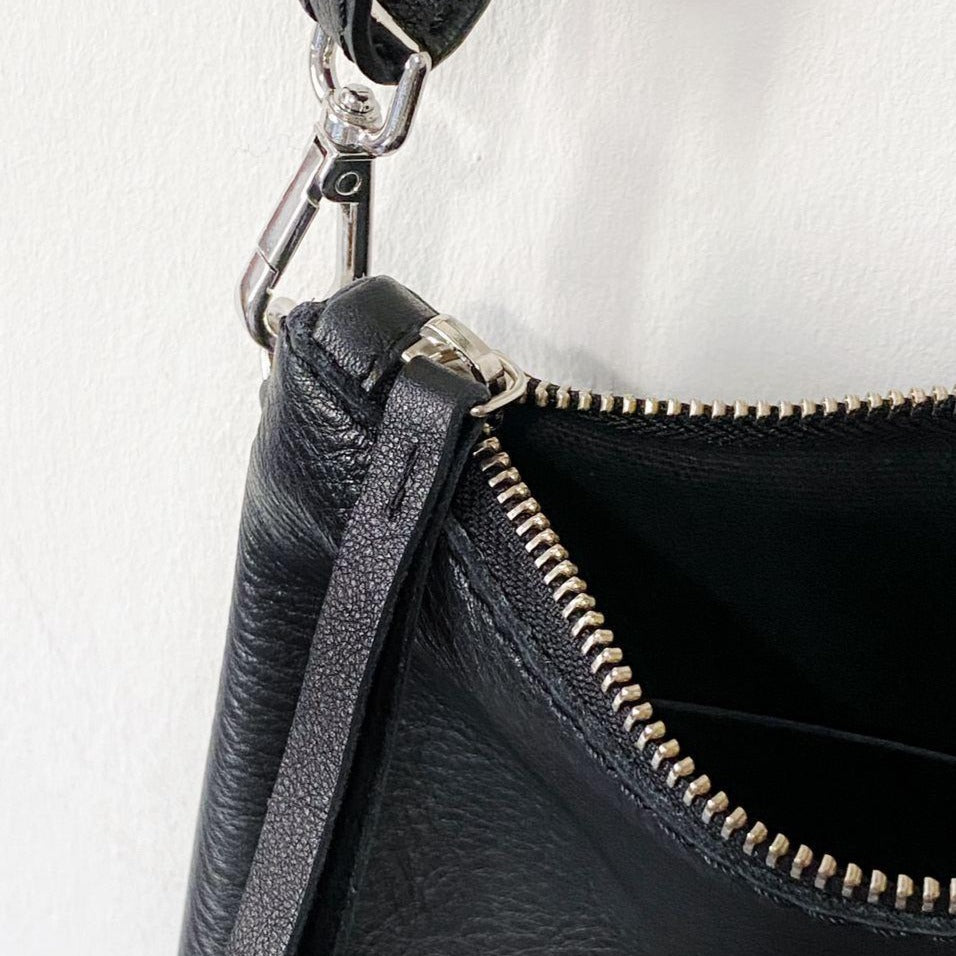Pouch con asas de cuero negro