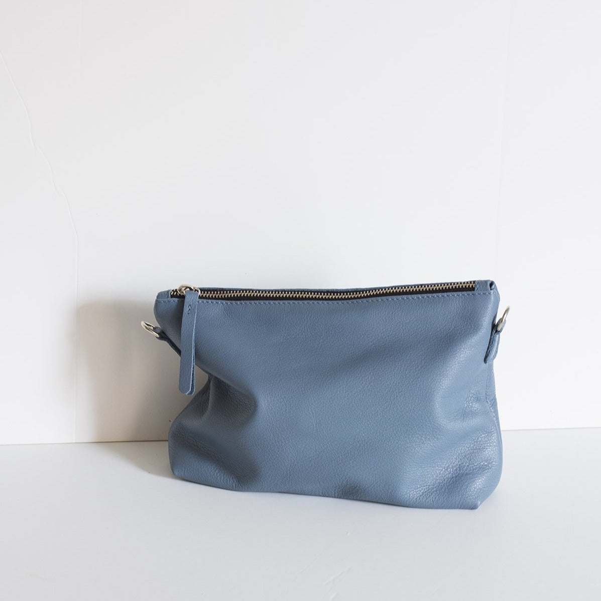 Pouch de cuero con asas azul empolvado