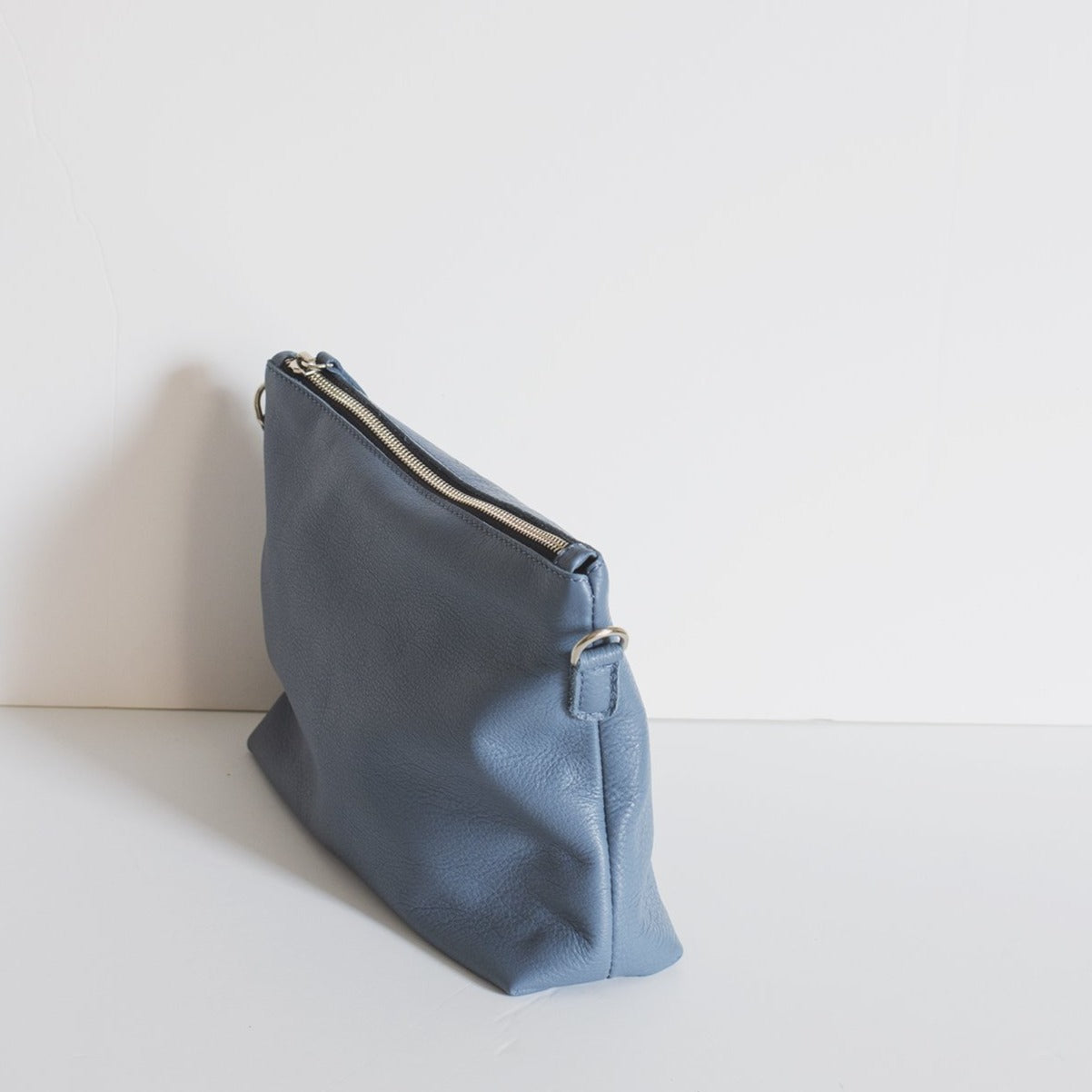 Pouch de cuero con asas azul empolvado