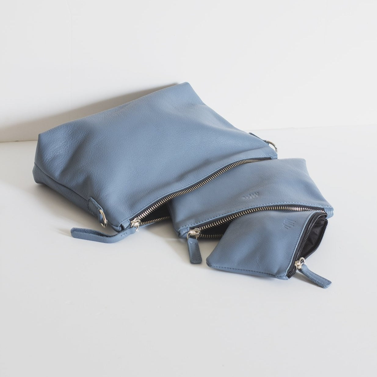 Cartera de cuero azul empolvado