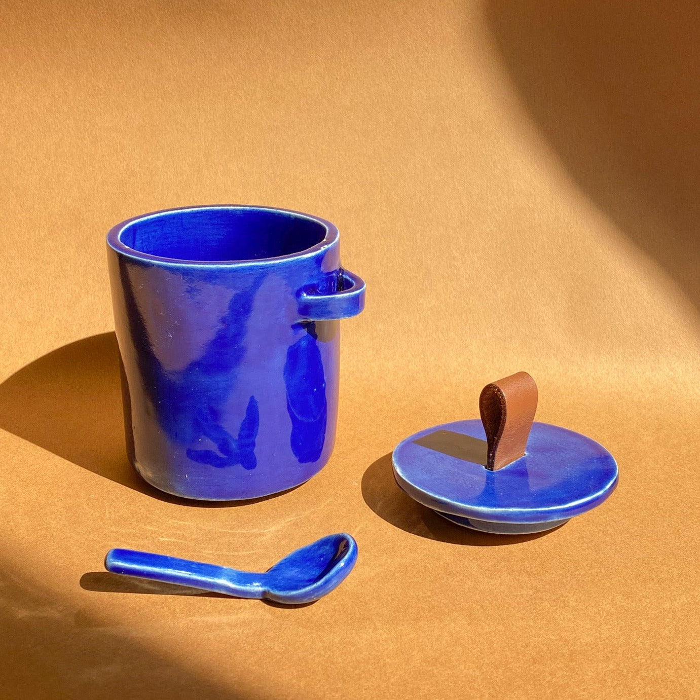 Azucarero de vidrio azul cobalto vintage en cesta plateada de cromo con  cuchara